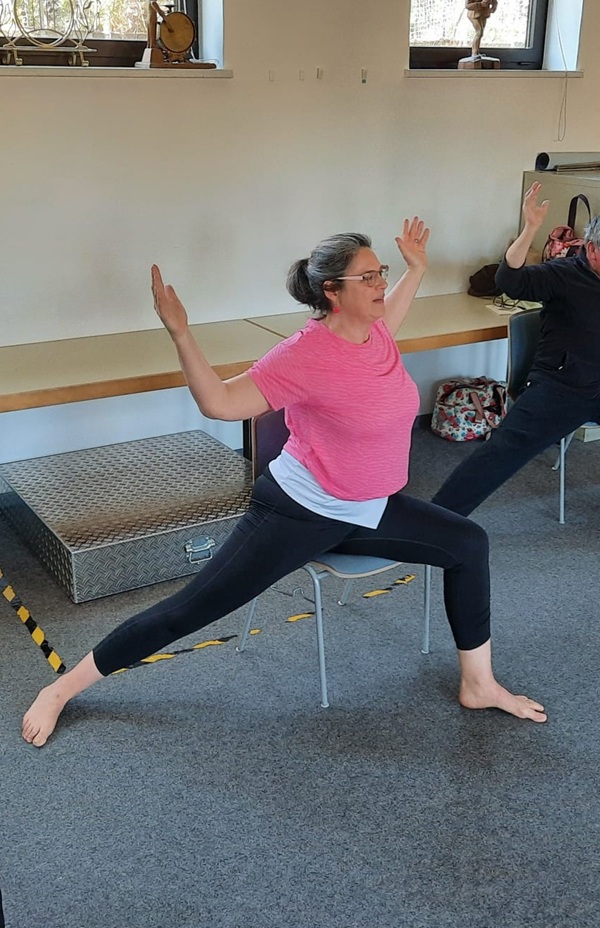 Yoga auf dem Stuhl