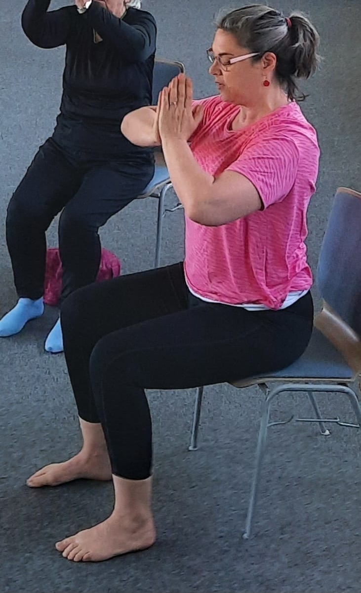 Yoga auf dem Stuhl